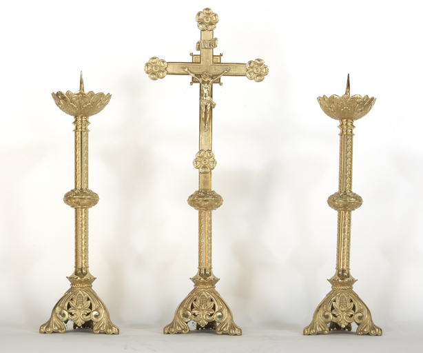 garniture d'autel : croix d'autel et 2 chandeliers d'autel