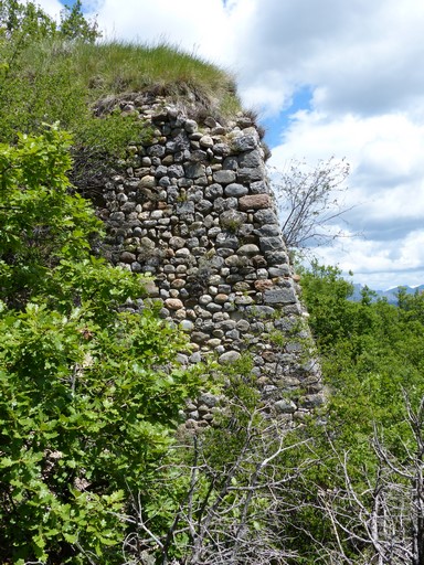 Plate-forme castrale, angle sud-ouest. Mur de soutènement.