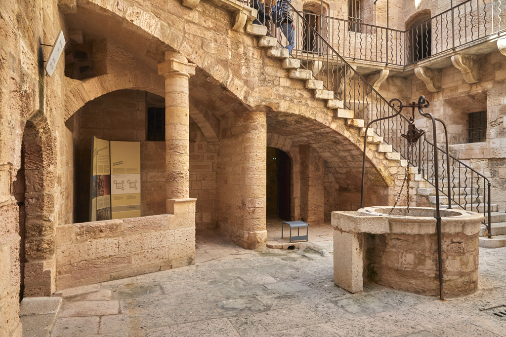 Donjon, cour intérieure, puits et grand escalier du côté ouest