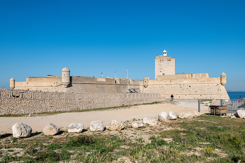 Vue générale prise de l'ouest/nord-ouest:  mur crénelé du chemin couvert devant la face d'entrée de la demi-lune