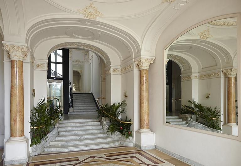 L'entrée et l'accès surélevé à l'hôtel.