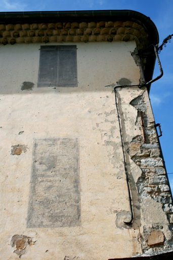 Chaudon-Norante. Château. Elévation est, angle nord-est : fausse travée de fenêtres en trompe l'oeil aux deux étages carrés.