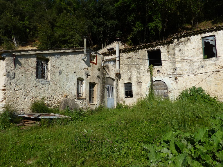 Entrepôts agricoles. Vue d'ensemble prise du sud-ouest. Entrepôt agricole 1 à droite ; entrepôt agricole 2 au centre ; entrepôt agricole 3 à gauche.