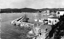 Vue sur la jetée du port du Lavandou vers 1960.