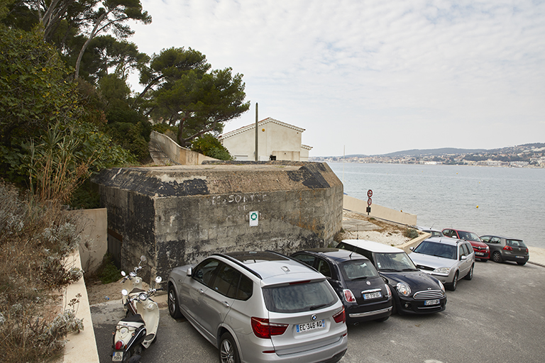 Vue latérale du côté droit de la casemate, flanc et mur de gorge