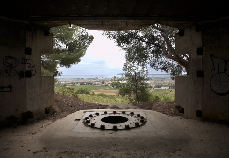 Socle du canon de la casemate active ouest de 1944, vu de la salle.