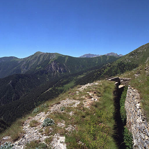 Tranchée et poste de tir au revers de la contrescarpe du fossé sud.