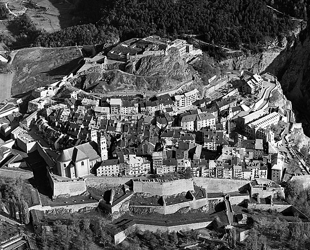 Vue aérienne du front ouest et de la fausse braie.