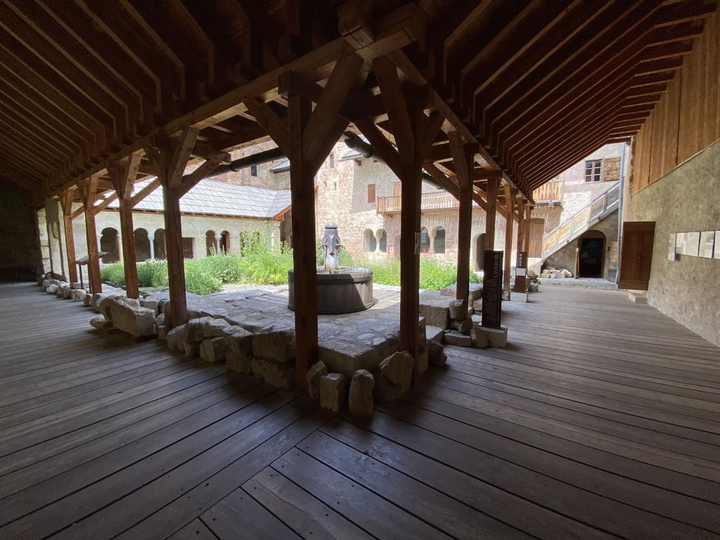 Vue du cloître depuis le nord.