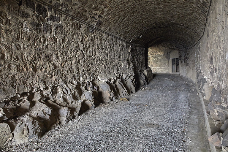 Rampe d'accès intérieure en caverne, vue de la partie médiane