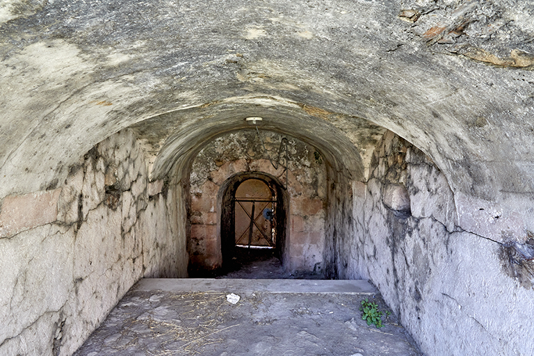 Fort St Nicolas : intérieur voûté du passage vers la poterne de sortie droite de la demi lune de Beaufort.