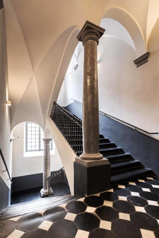 immeuble dit Palais Spitalieri de Cessole, puis aussi Hôtel d'York puis de l'Univers, actuellement immeuble et Hôtel Palais Saleya
