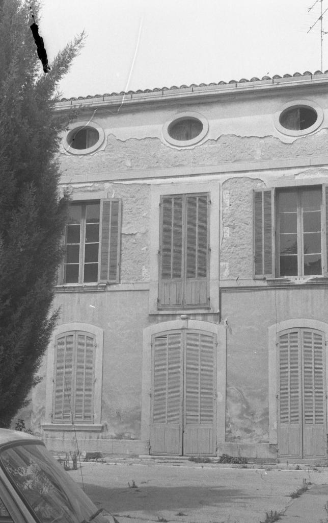 Maison puis orphelinat puis immeuble puis résidence Les cyprès