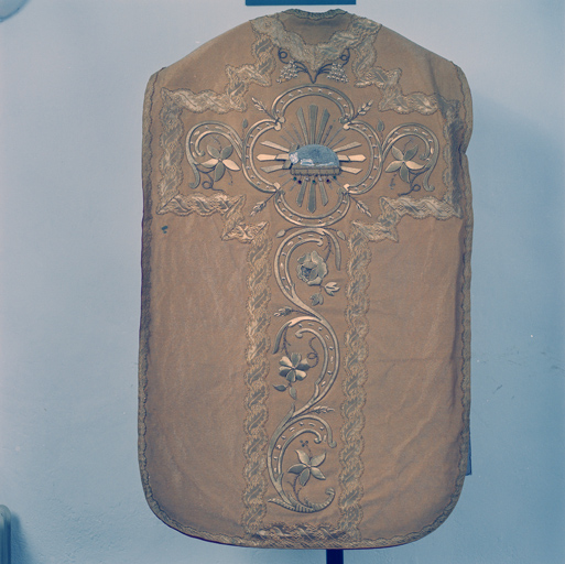 ensemble de vêtements liturgiques : chasuble, étole, manipule, voile de calice (ornement doré)