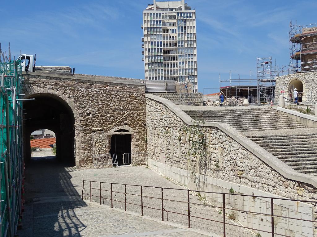 Fort St Nicolas : partie haute de la rampe intérieur et façade  postérieure de la porte de secours.