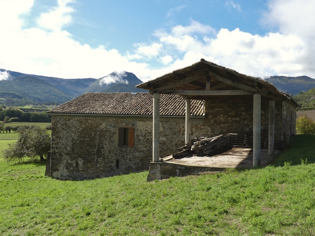 Remise ouverte sur piliers en béton, ferme dite Champ Pauvre.