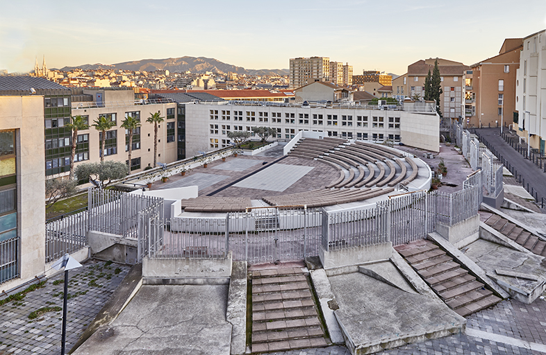 Bloc plénier. Vue d'ensemble du théâtre de plein air aménagé sur le toit.