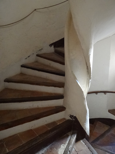 Maison à La Palud-sur-Verdon. Détail de la cage d'escalier avec l'escalier de distribution intérieure tournant en vis, à noyau creux.