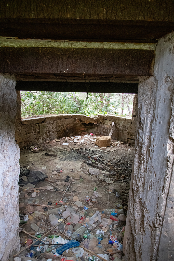 Casemate au sud/sud-Est du site, type Regelbau 671, intérieur de la chambre de tir avec sous-sellette du canon et embrasure, vue de l'entrée du bloc