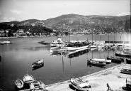 Quai et digue du port de Saint-Jean-Cap-Ferrat en 1930, à droite les filets des pêcheurs sèchent au soleil.
