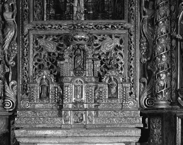 ensemble de 2 gradins d'autel, de 2 tabernacles et de 4 statuettes