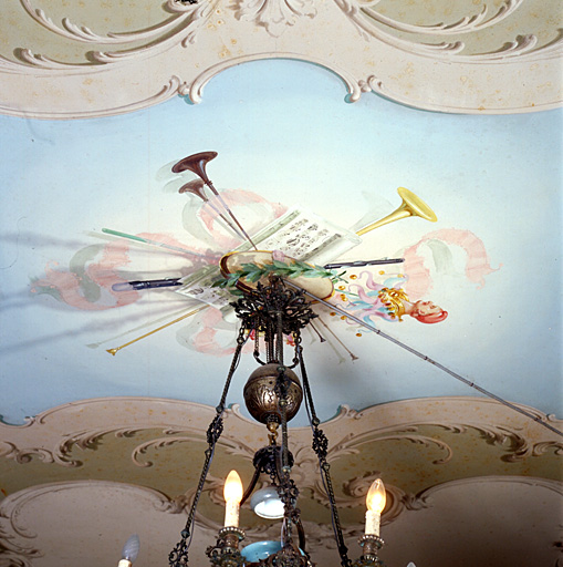 Décor peint du plafond du vestibule, détail : trophée d'instruments de musique.
