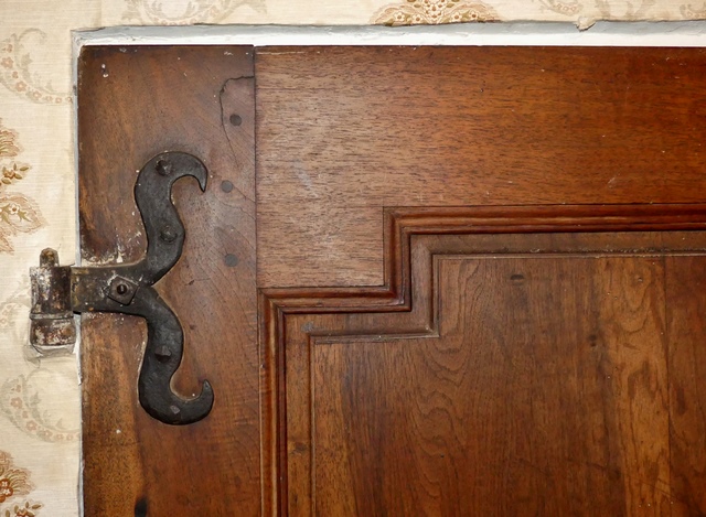Partie nord. Rez-de-chaussée surélevé, chambre. Mur ouest, porte donnant sur le vestibule. Détail.
