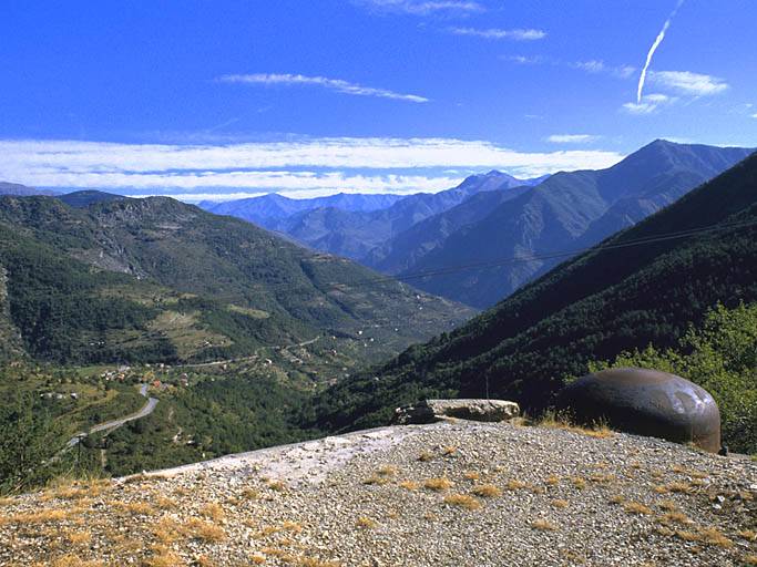 Vallon de la Lavina et descente vers la Roya vus, vers le nord-est, depuis le bloc 2 de l'ouvrage.