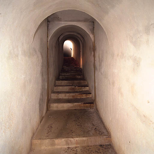 Vallon de Neuciora, abri caverne n° 25 : escalier-couloir d'accès.