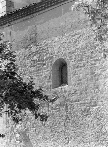Façade sud, fenêtre de la quatrième chapelle latérale.