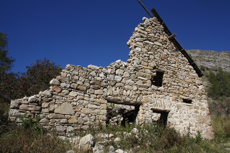 Les ruines de la cabane du Pont du Pas, vaste entrepôt agricole contenant un logis (état en 2013).