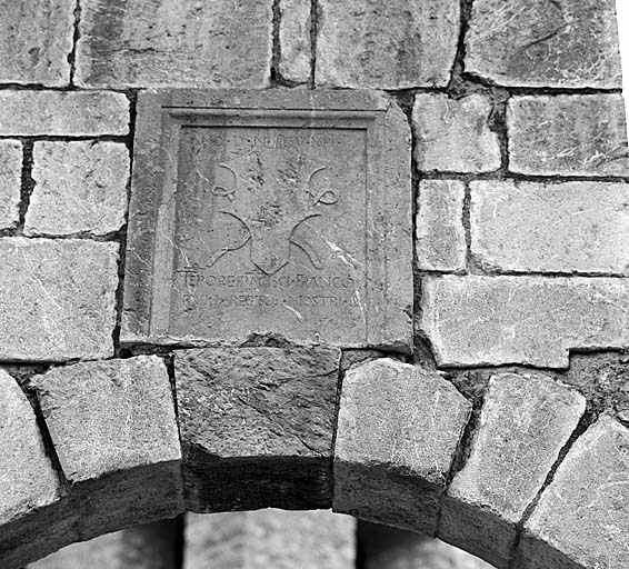 Armoiries de la ville de Colmars, Porte de France, plaque commémorative au-dessus du passage.