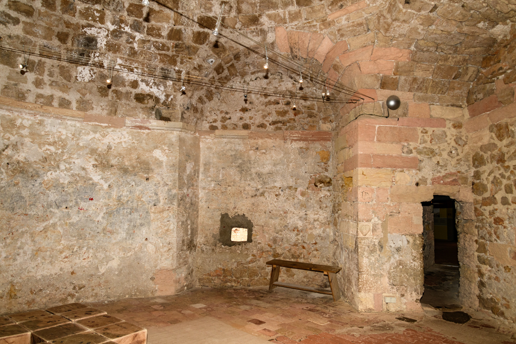 Donjon, casemate d'étage de la tour nord-est, porte au débouché du couloir d'accès dans l'angle saillant et canonnière