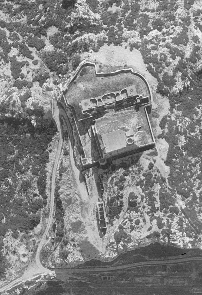 [Vue aérienne verticale de la batterie de Niolon Haut], 1960.
