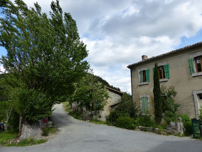 La place du village et le peuplier de la Liberté.