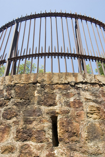 Enceinte : détail de la grille de la tourelle d'axe du front d'attaque.