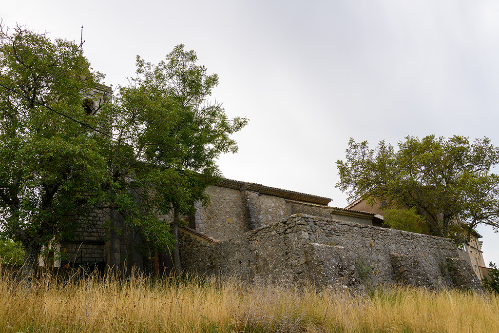 Vue extérieure depuis le nord : l'enceinte du cimetière et l'élévation nord de l'église.