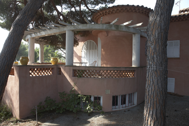 Terrasse à l'étage, agrémentée d'une pergola. Vue prise de l'est.