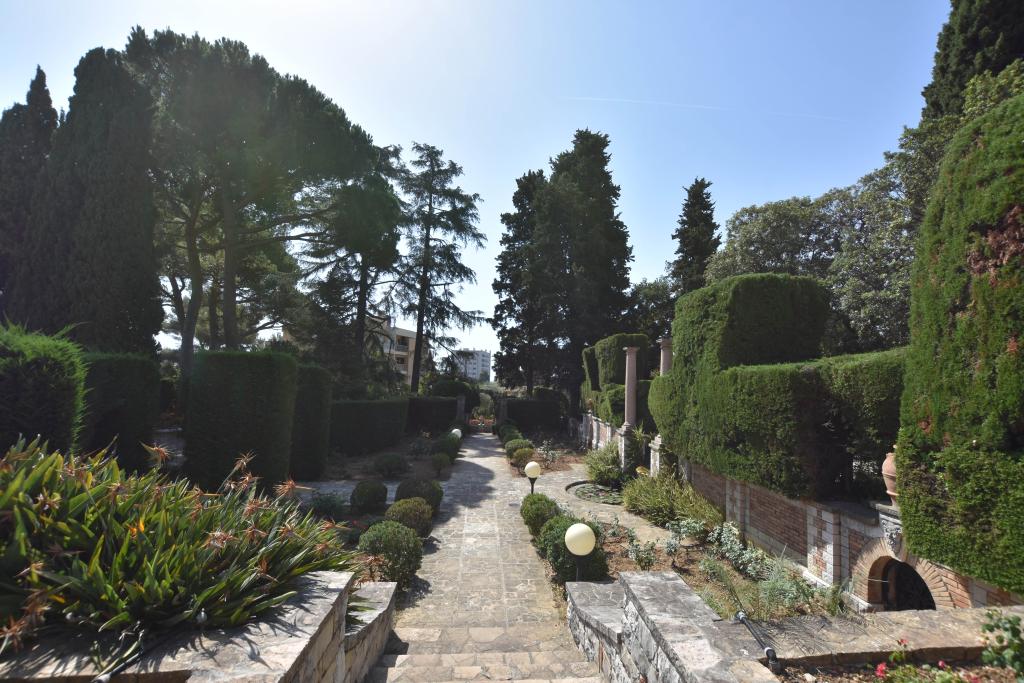 jardin d'agrément de la Villa Grimaldi dite aussi Villa Sainte-Anne, Château Sainte-Anne ou Hermitage, actuellement jardin des Résidences Château Sainte-Anne