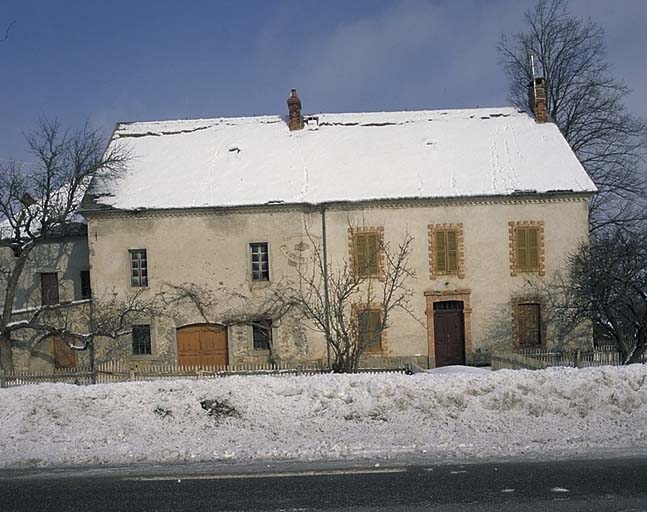 Chabottes. Ferme isolée au bord de la route nationale, datée de 1913.