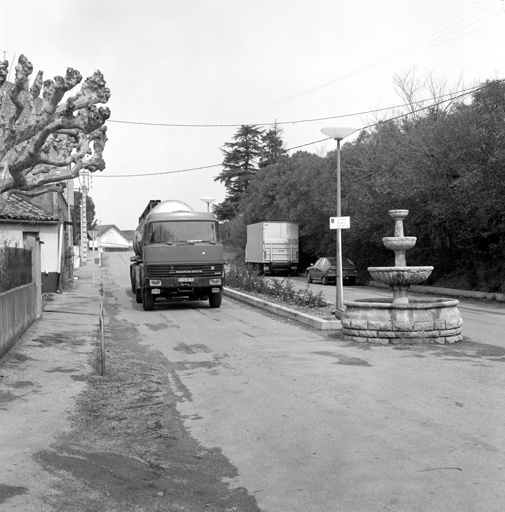 Avenue Marcel-Mouriès. Vue d'ensemble prise de l'ouest. Noter au premier plan la fontaine et à l'arrière-plan la cave coopérative.