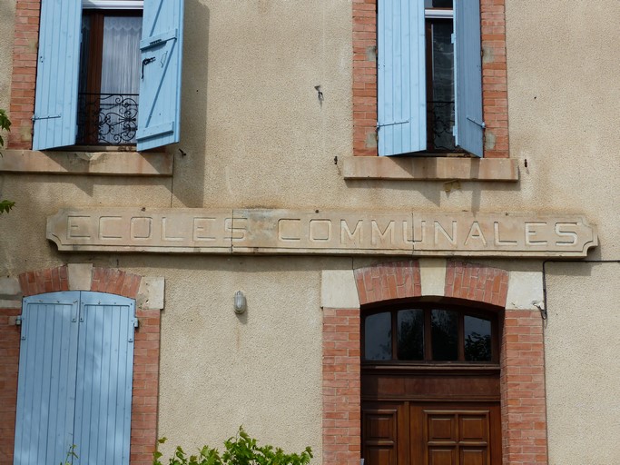 Elévation est, cartouche saillant avec inscription « ECOLES COMMUNALES ».