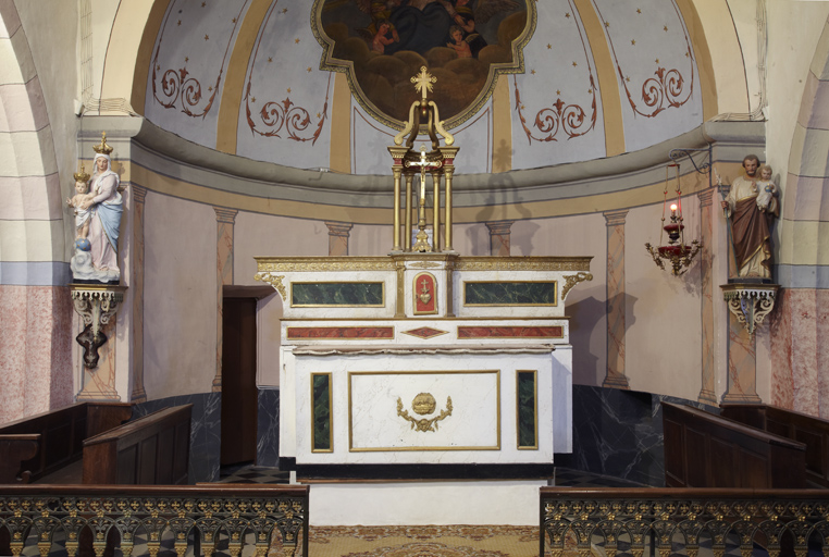 Ensemble du maître-autel : autel-tombeau, deux gradins d'autel, tabernacle, exposition
