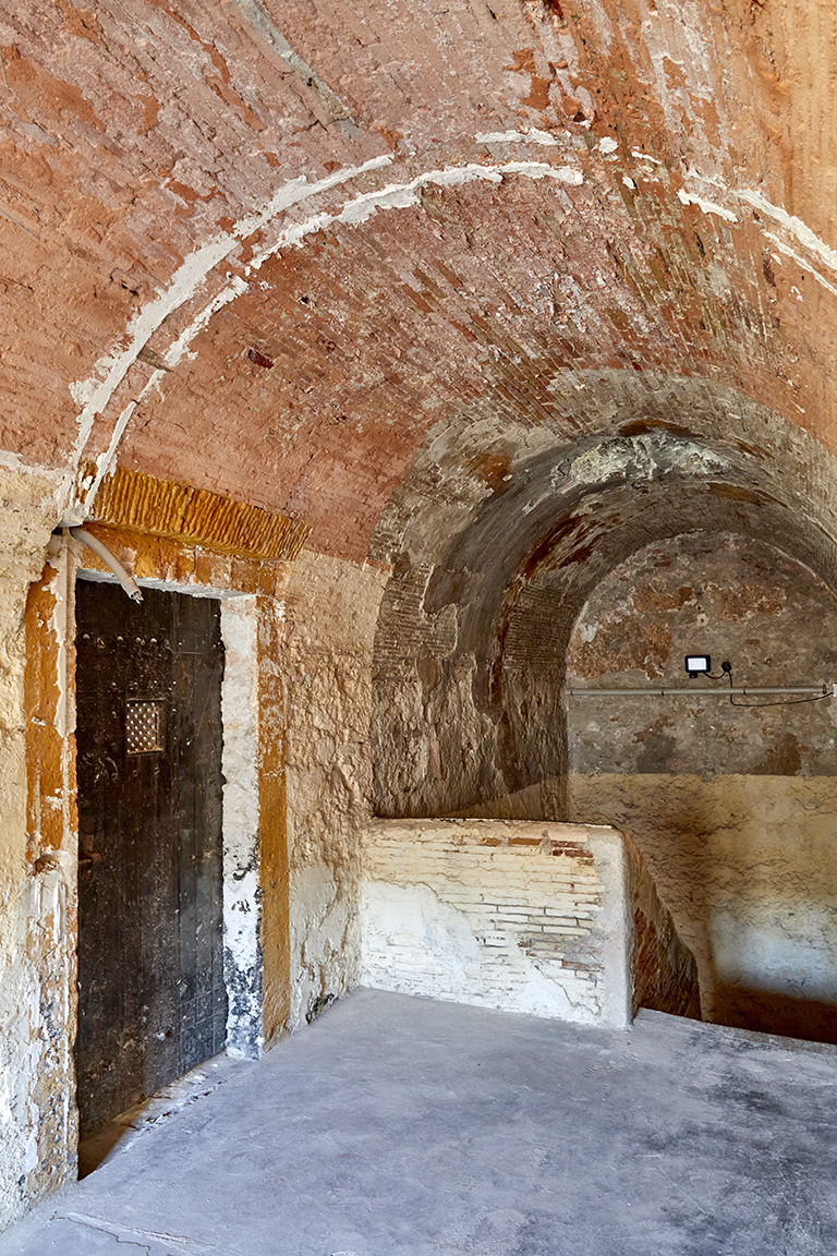 Fort St Nicolas : intérieur du corps de caserne Est du donjon, travée de l'escalier sous voûte à l'étage.
