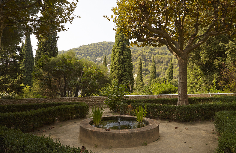 Jardin français dit Jardin aux platanes (vue d'ensemble depuis le jardin d'eau). A l'arrière-plan, les collines de Gorbio.