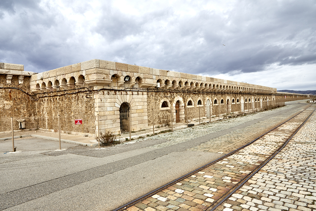 Façade sur quai d'une des  batterie de la digue du large du port de Marseille (Joliette/Napoléon)