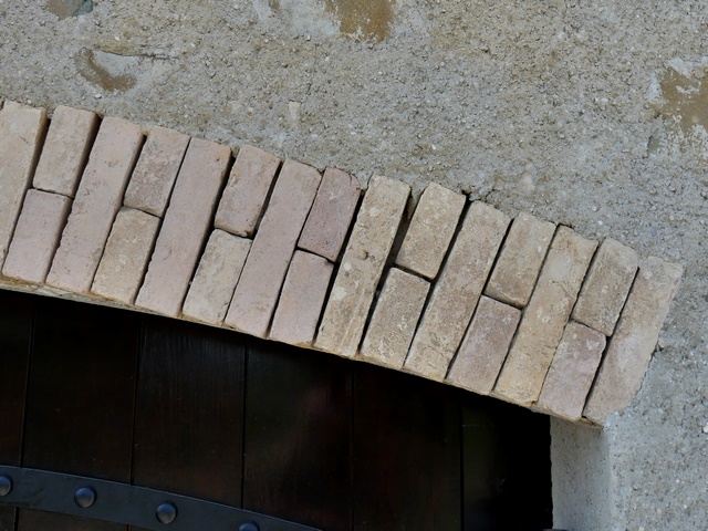 Détail d'un couvrement en arc segmentaire en brique, entrepôt agricole au bourg.
