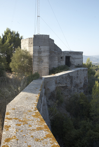 Vieux fort,  mur d'enceinte N-E et Poste de direction ou Flackleitstand de la batterie allemande "Greif"