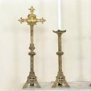 garniture d'autel de style néoroman composée de 6 chandeliers d'autel et d'une croix d'autel