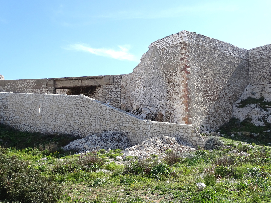 3e groupe (3a) front nord. Flanc et face gauche du demi-bastion (g), mur parapet de l_enceinte basse, pont de 1944 